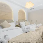 Walk To Dubai Mall 2Br Apartment With Balcony And Pool