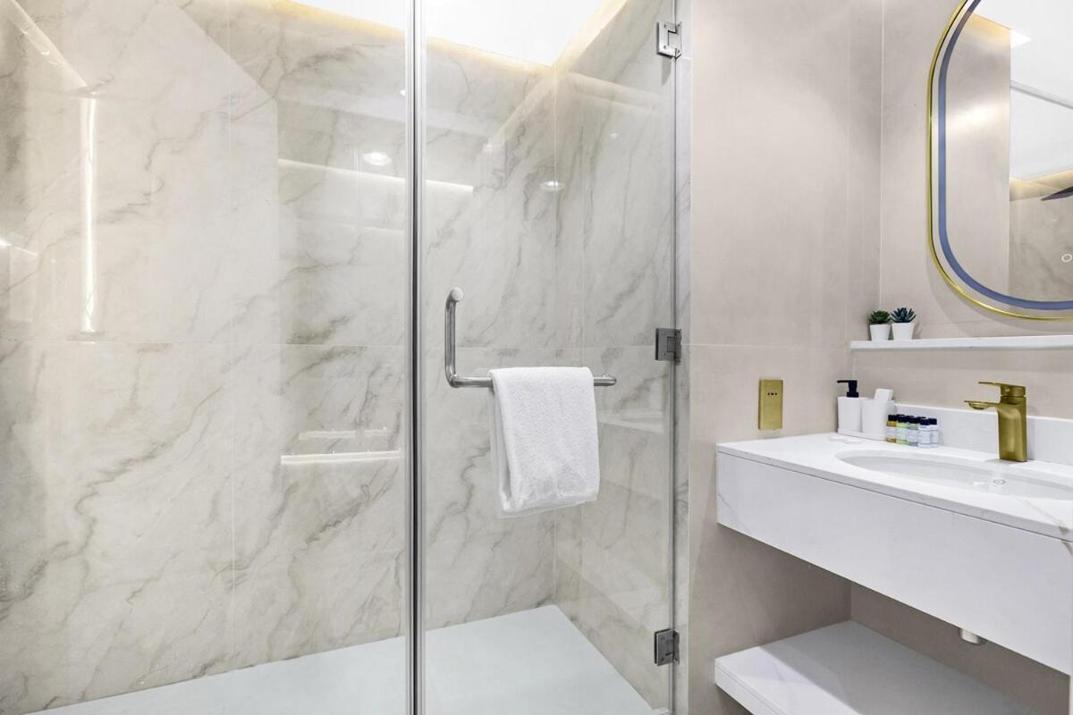 Walk To Mall 2br With Balcony And Pool *