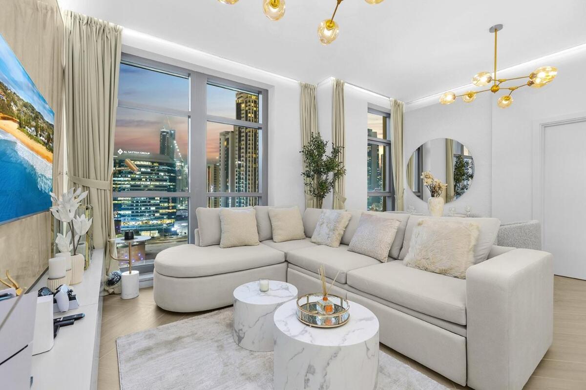 Apartment Walk To Mall 2br With Balcony And Pool *