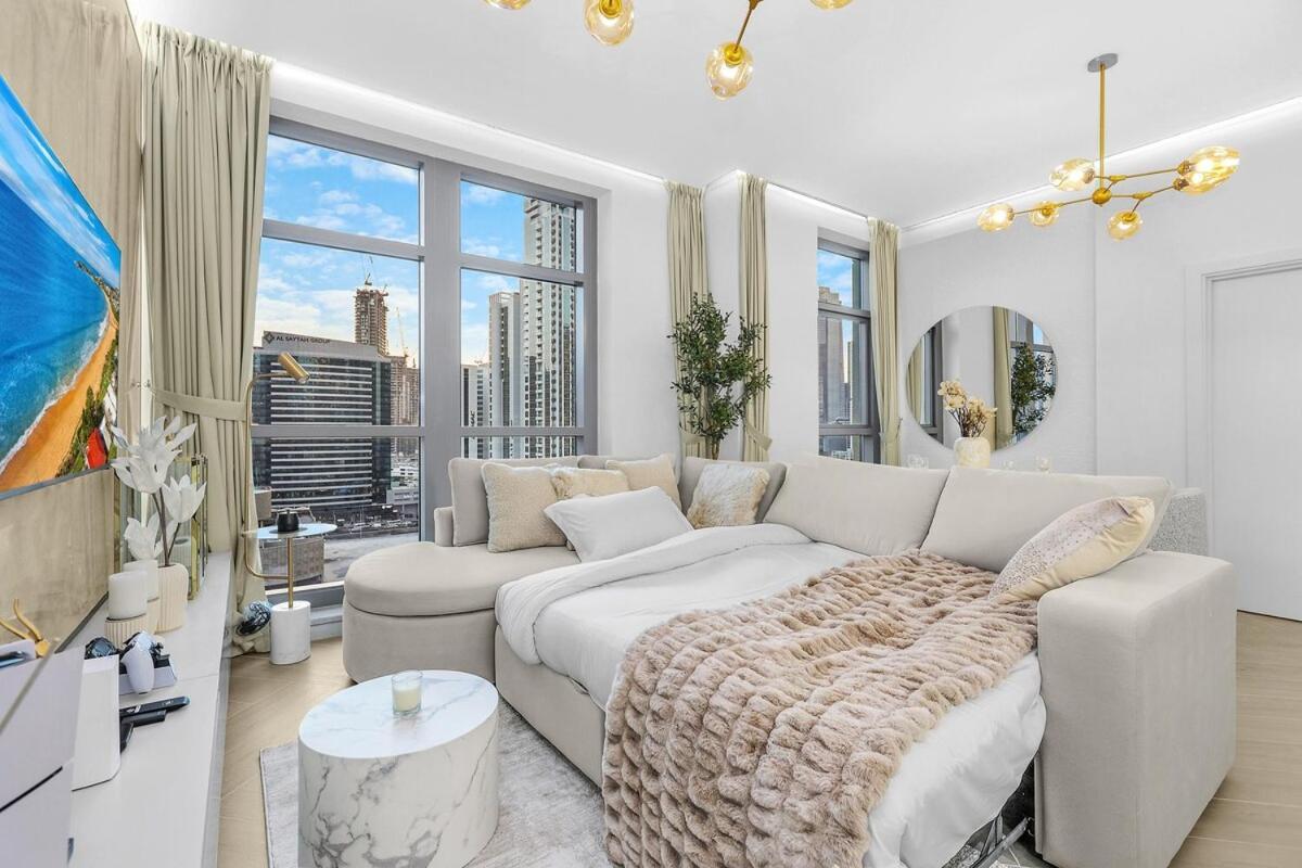 Apartment Walk To Mall 2br With Balcony And Pool *